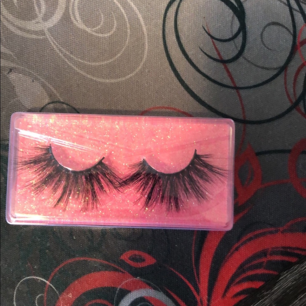 Lashes - Picture 3 of 11